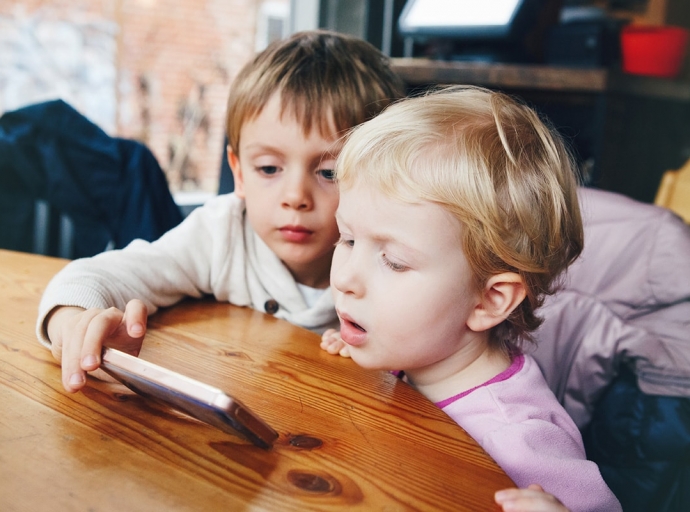 Los niños que pasan más de una hora al día ante una pantalla comen más comida basura